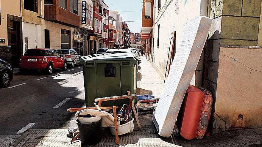 Los vecinos de la Vall piden volver al pasado en la recogida de basuras: puerta a puerta