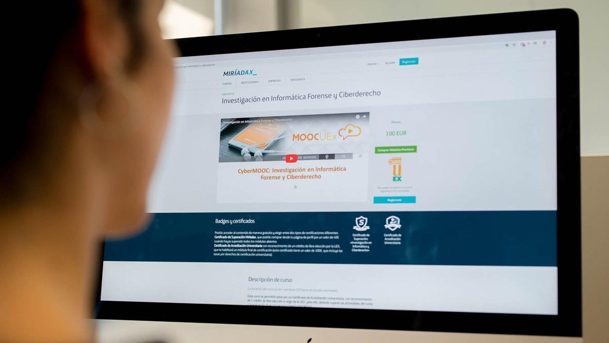 Un alumno realizando un curso en línea de la plataforma Miríadax