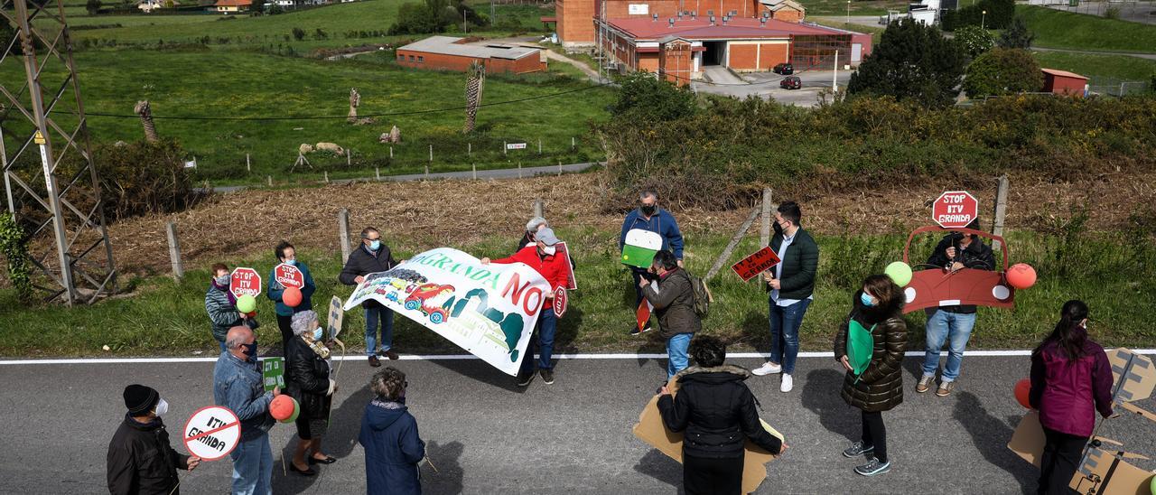 Vecinos de Granda en una de sus movilizaciones por la parroquia en contra de la ITV.