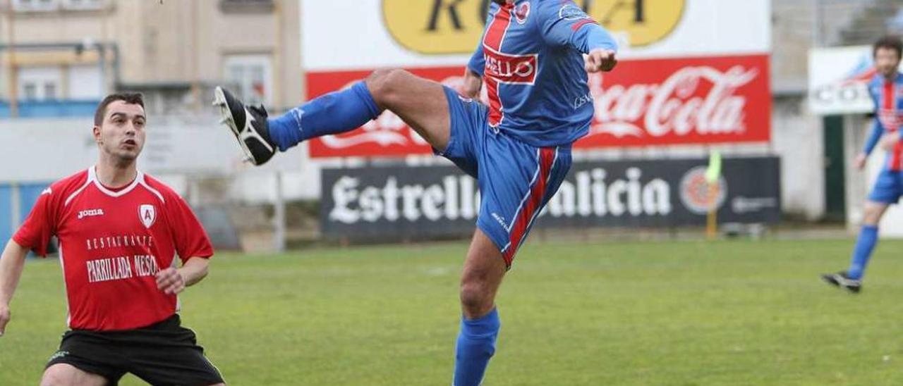 El lateral unionista Julio Álvarez salta para cortar un balón en O Couto. // Iñaki Osorio