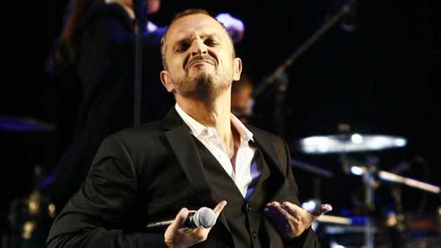 Miguel Bosé durante un concierto.