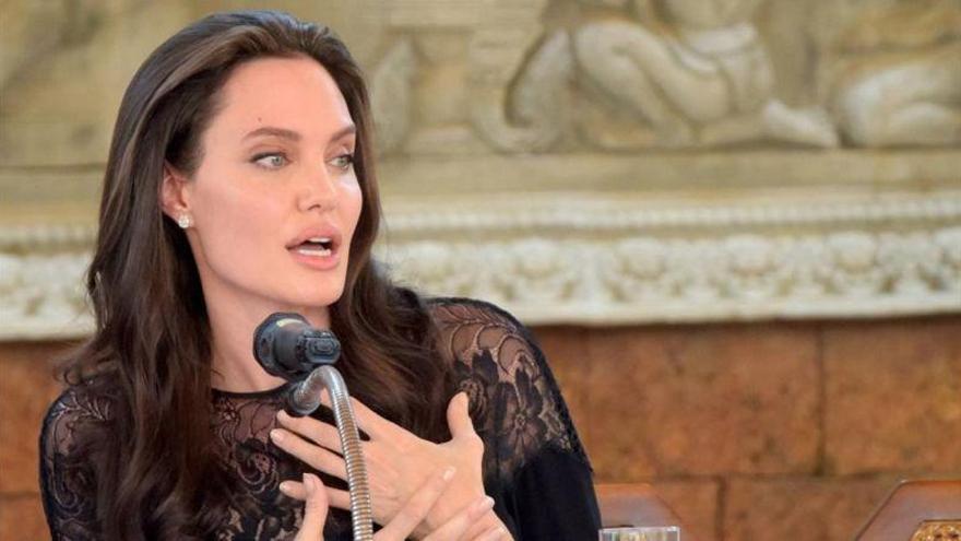 &quot;Seguiremos siendo una familia&quot;, asegura Angelina Jolie tras su divorcio
