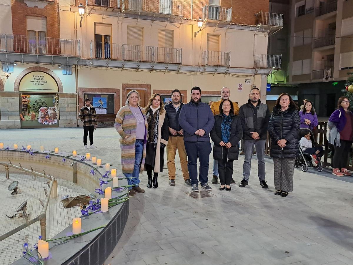 Foto de familia del equipo de gobierno de Nules en la plaza Major por el 25N.