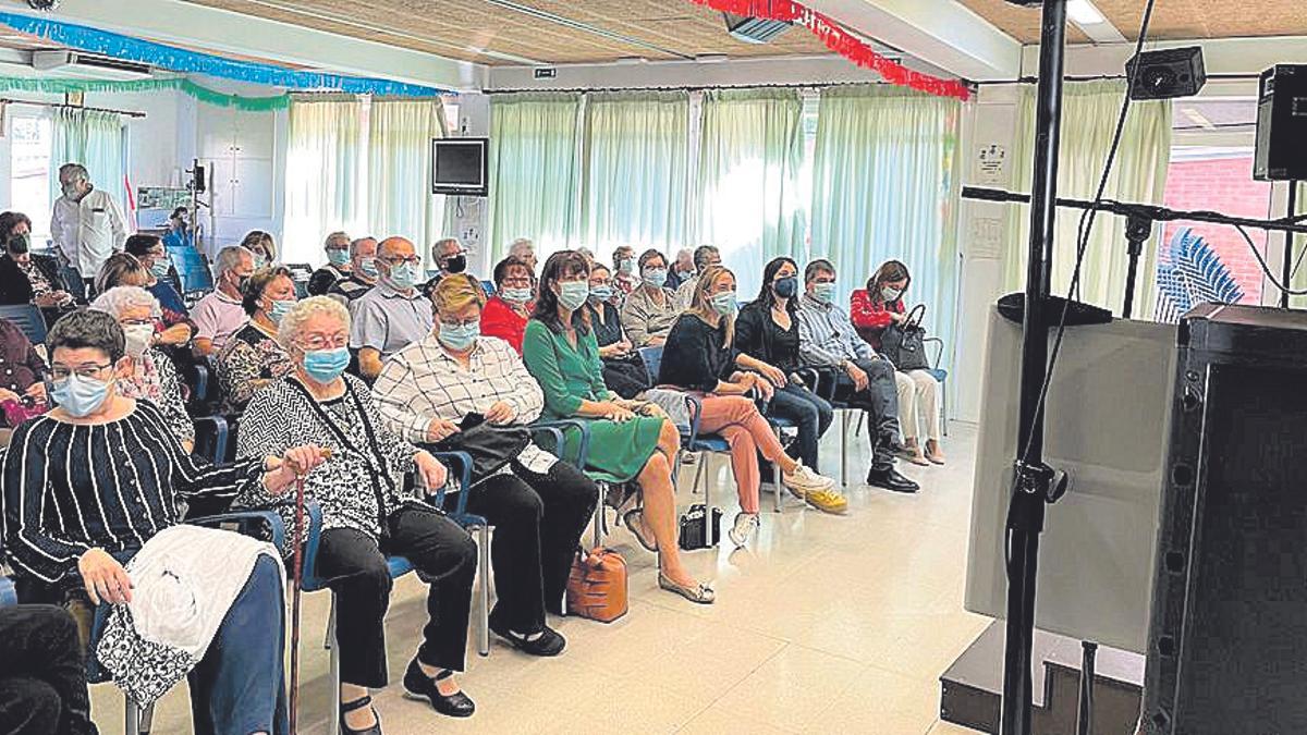 El públic en un moment de l'acte a Taialà.