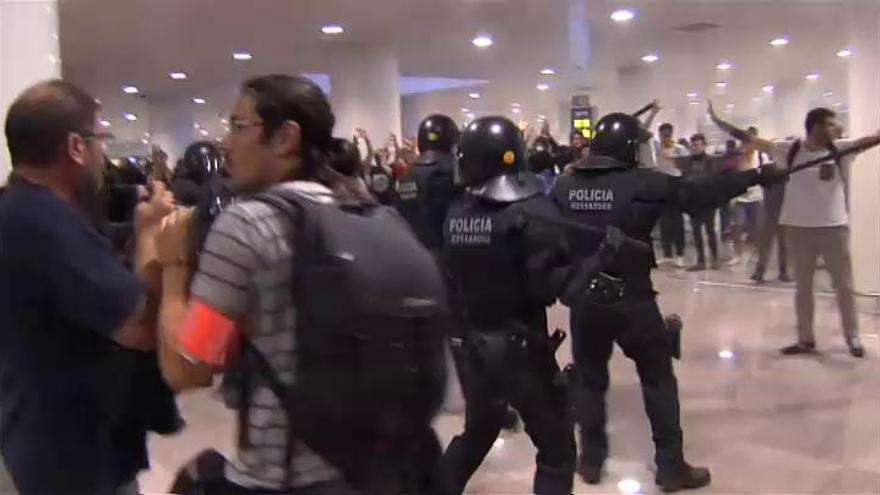 Al menos un detenido en las protestas independentistas de El Prat