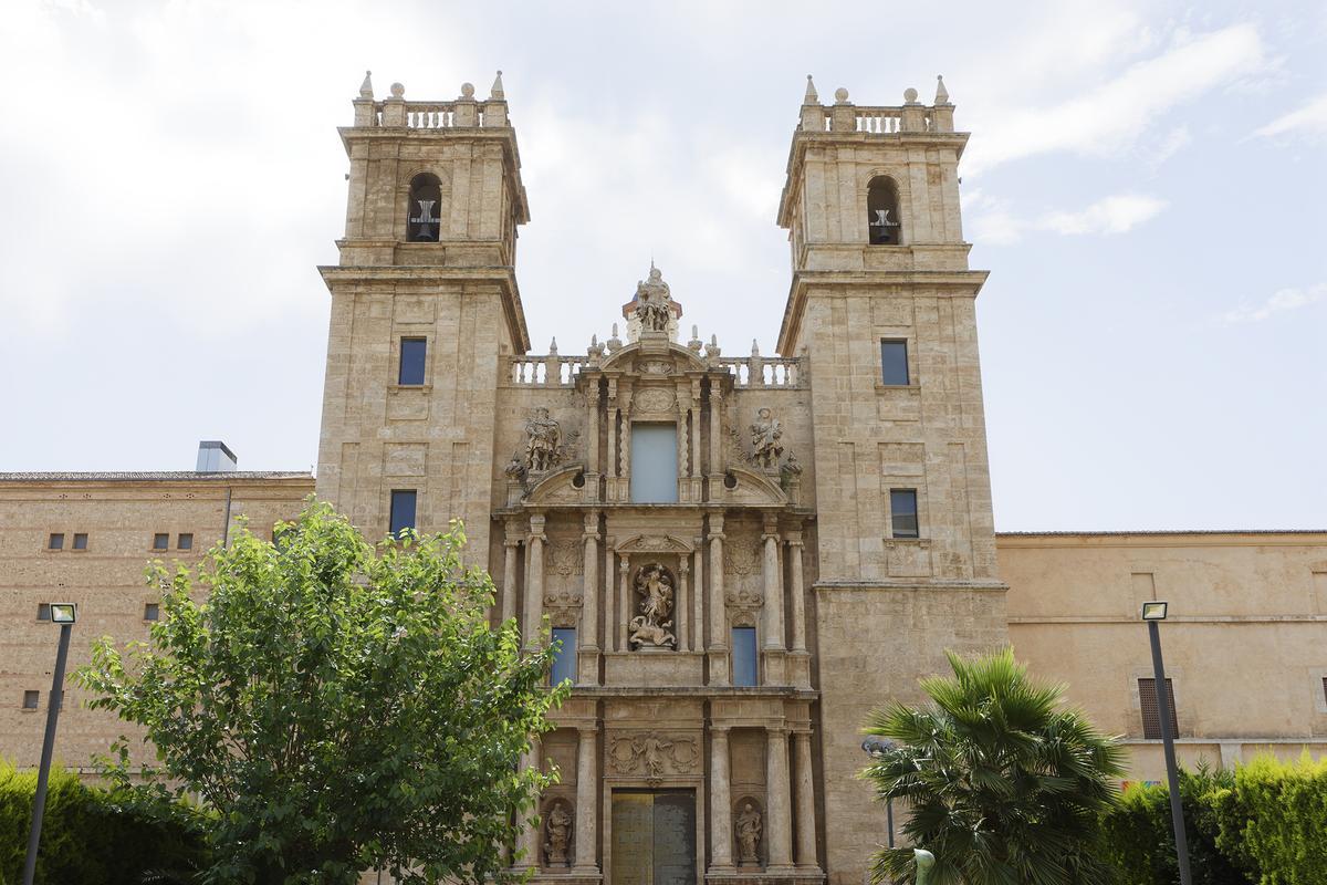 Fachada principal del Monestir de Sant Miquel del Reis, sede de la AVL.