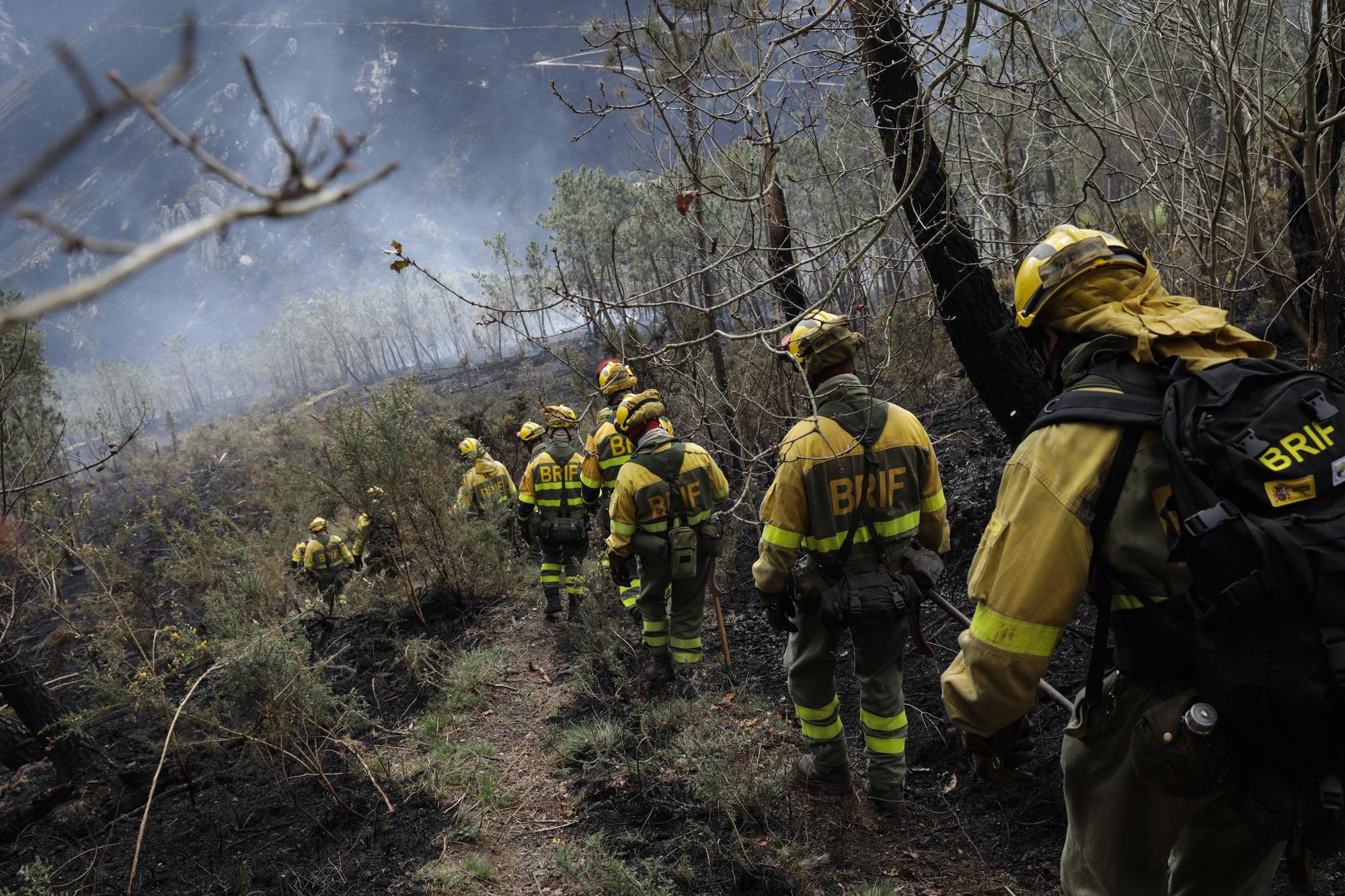 Trabajos de extinción de los incendios en Valdés