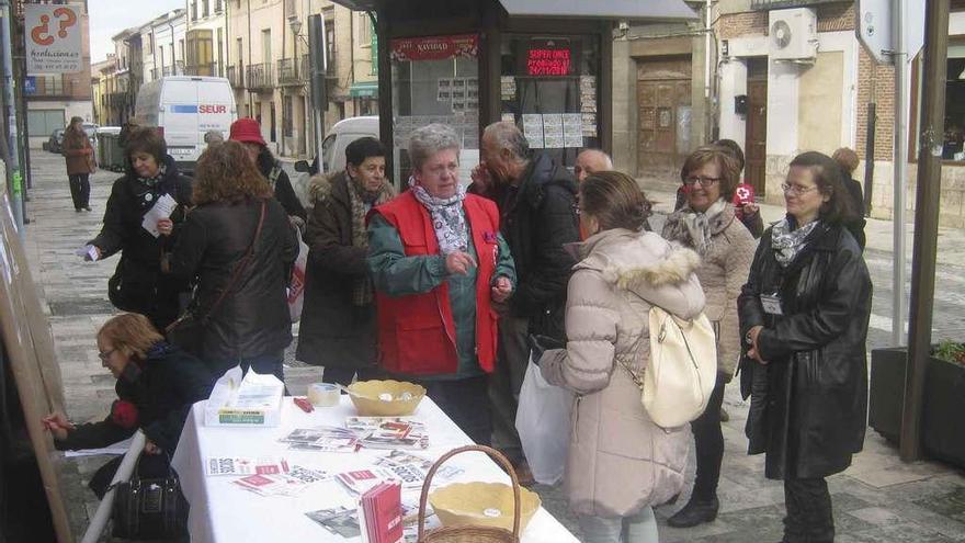 Cruz Roja sensibiliza a la población sobre el maltrato con la campaña informativa &quot;Cambiemos el ambiente&quot;