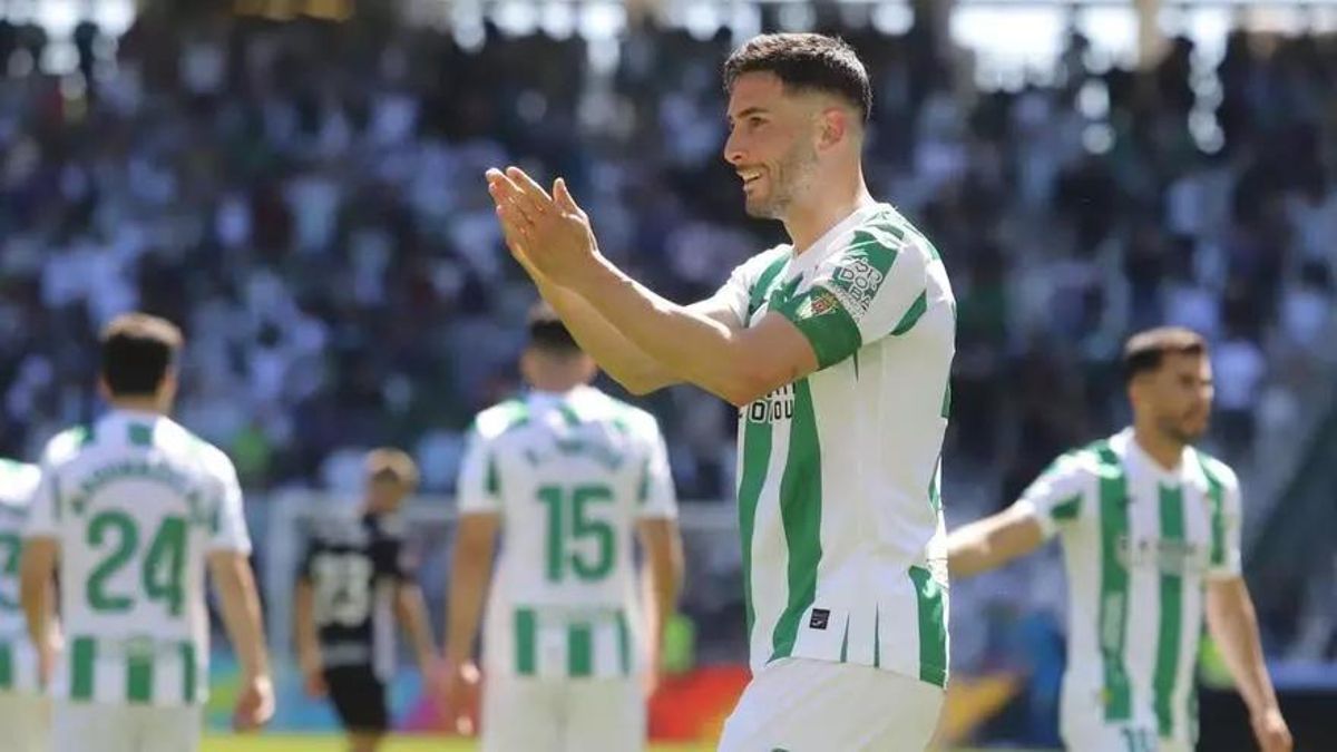 Carlos Albarrán celebra un gol esta temporada con el Córdoba CF.
