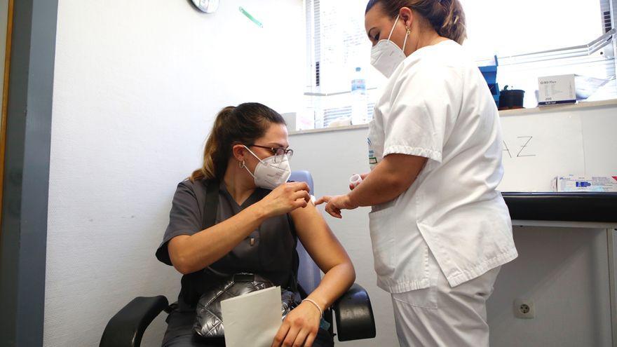 Vacunación en el hospital Infanta Margarita de Cabra.