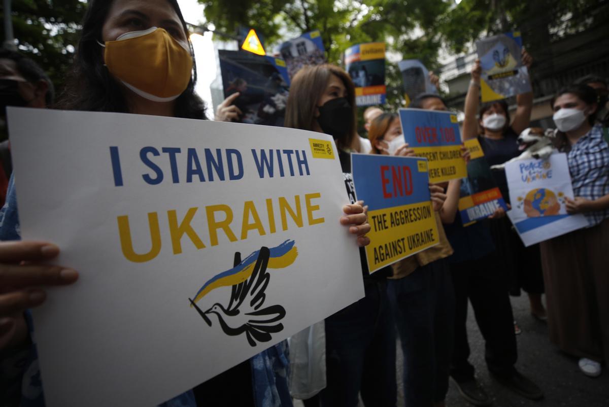 Activistas tailandeses y extranjeros que viven en Bangkok sostienen pancartas contra la invasión rusa de Ucrania durante una manifestación pacífica frente a la Embajada de Rusia en Bangkok, Tailandia.