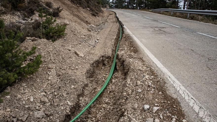 Foto d’arxiu d’un cable de fibra òptica abans de ser soterrat.  | OSCAR BAYONA