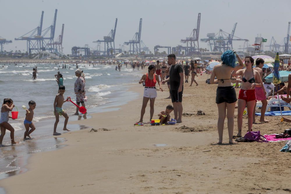 Los valencianos se refugian del poniente en la Mal