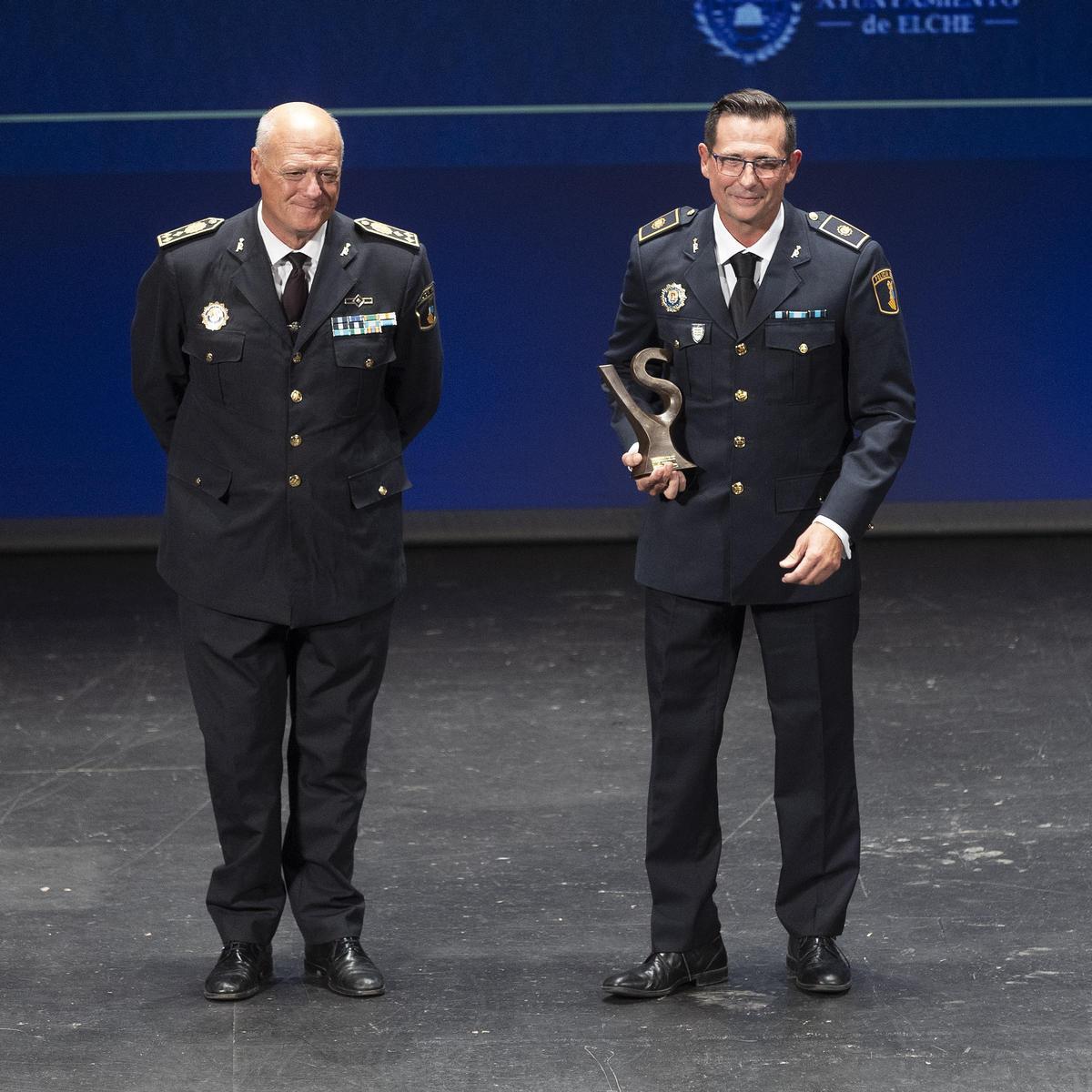 Los galardonados de los I Premios Valor y Servicio recogen sus distinciones: Investigación más relevante Los galardonados de los I Premios Valor y Servicio recogen sus distinciones: Investigación más relevante