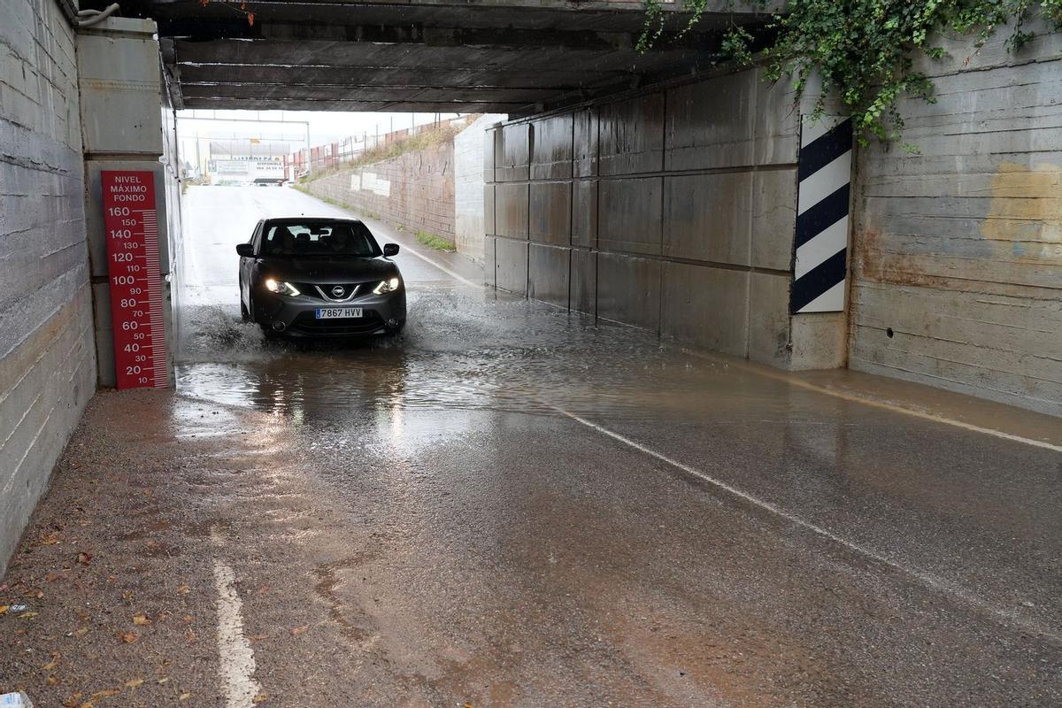 No hay pasos cortados en Castelló. En la imagen el paso subterráneo del Grupo Reyes con agua acumulada esta mañana.