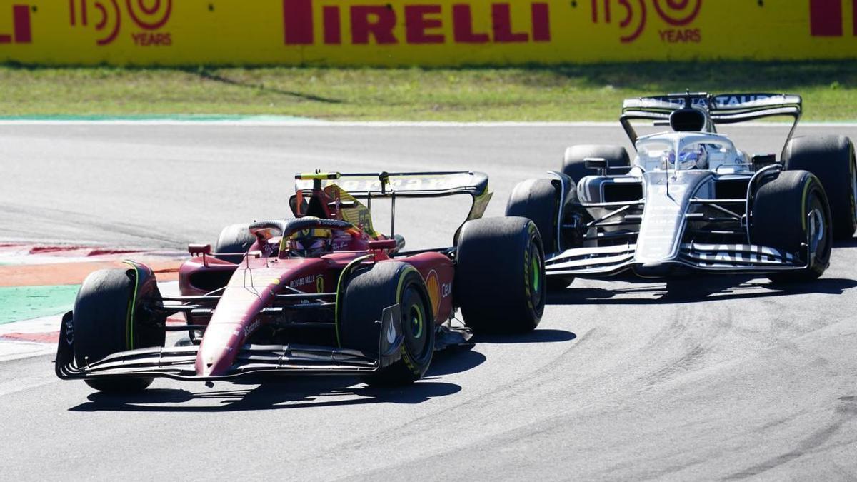 Carlos Sainz se defiende de Pierre Gasly durante el GP de Italia