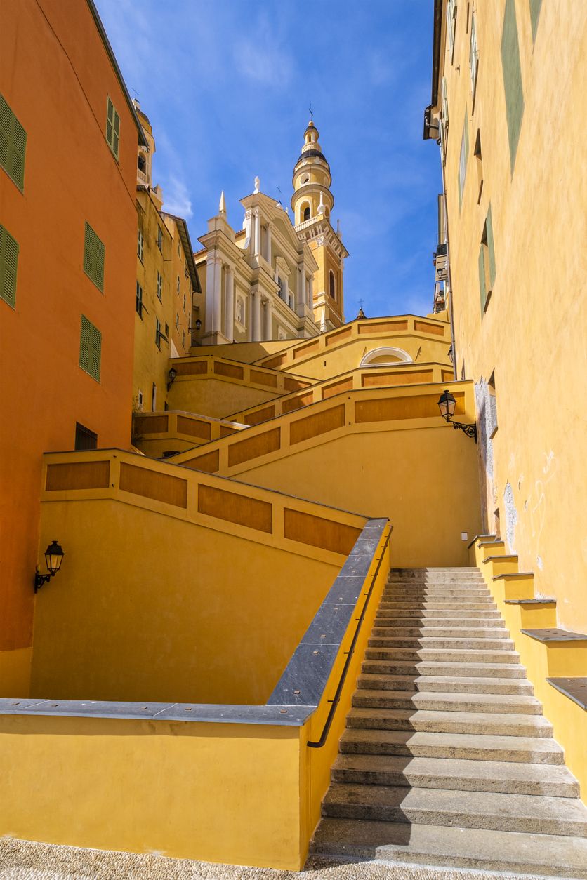 Basílica de San Miguel Arcángel en la Riviera francesa.
