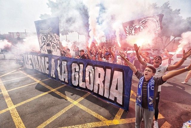 Aliento de la afición a la plantilla del CD Tenerife en el Heliodoro antes del partido ante el Girona