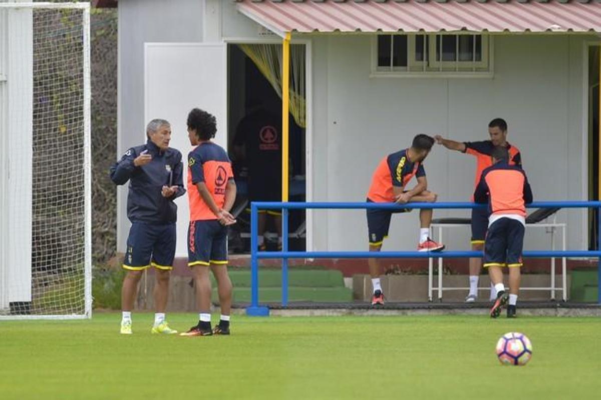 Entrenamiento de la UD Las Palmas, con el nuevo ... Entrenamiento de la UD Las Palmas, con el nuevo ...