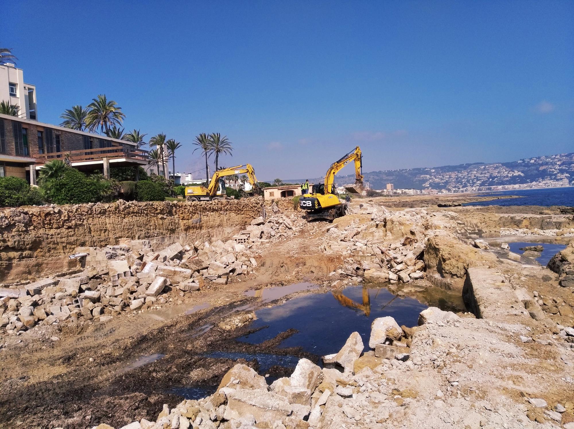 Las obras están despejando de escombros y hormigón el tramo litoral recuperado para uso público