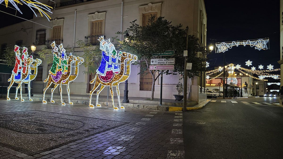 La iluminación navideña transforma las calles de Tabernas y crea un ambiente festivo en pleno desierto.