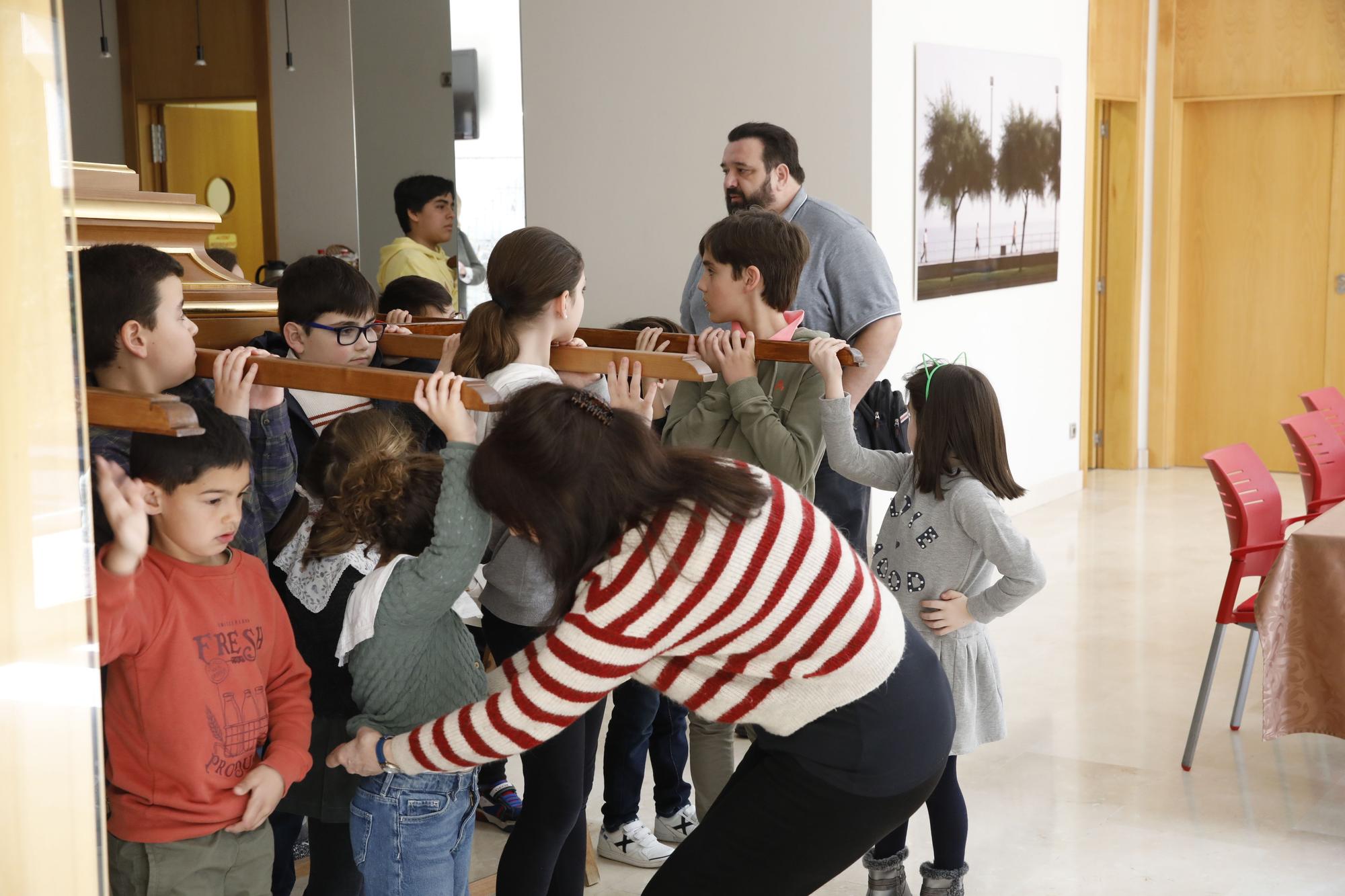 En imágenes: Ensayo de la Cofradía del Niño del Remedio para su procesión de Semana Santa