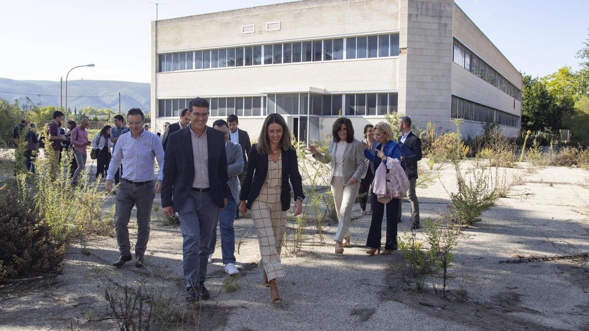La consellera de Justicia, Nuria Martínez, junto al alcalde de Ontinyent, en una reciente visita al edificio donde se proyecta el Palacio de Justicia.
