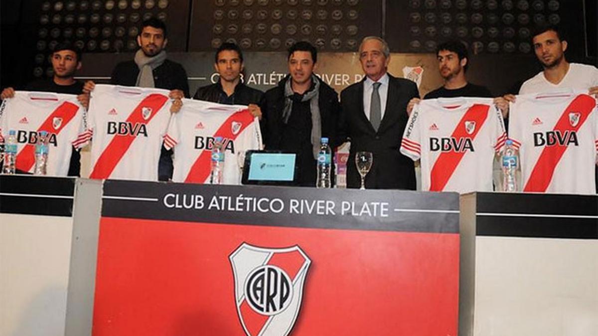 Saviola, junto a Aimar, Luis González, Bertolo y Viudez, fue presentado como nuevo jugador de River Plate, su primer equipo