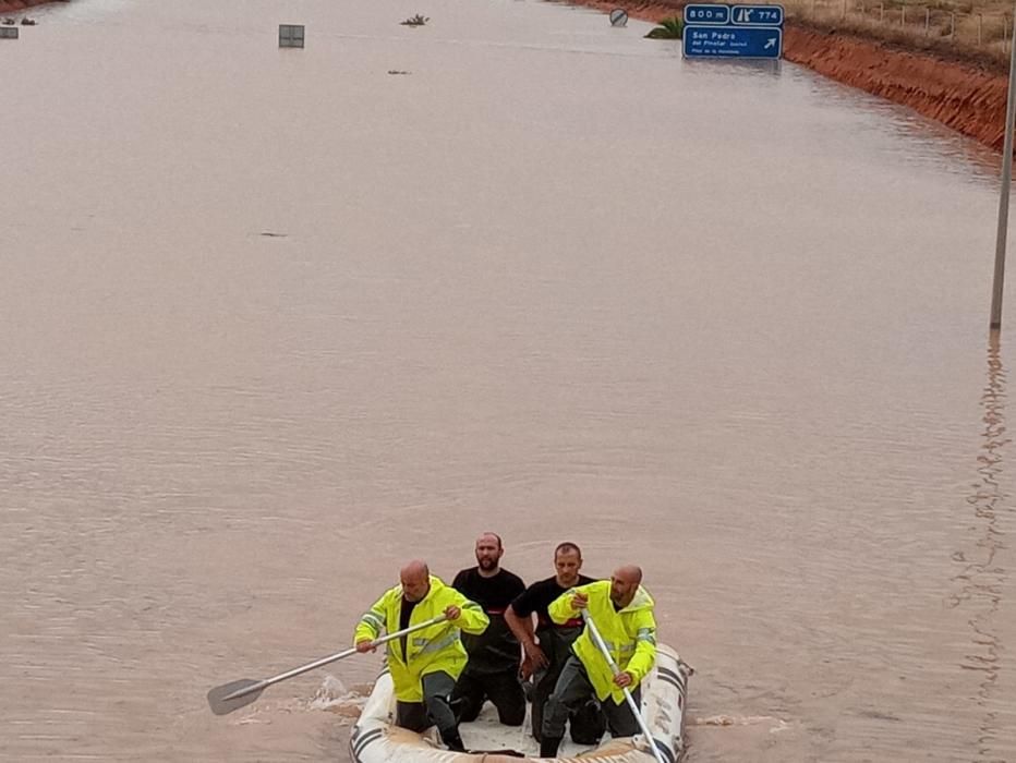 Rescatan a cuatro personas atrapadas en el túnel de la AP7 en Pilar de la Horadada