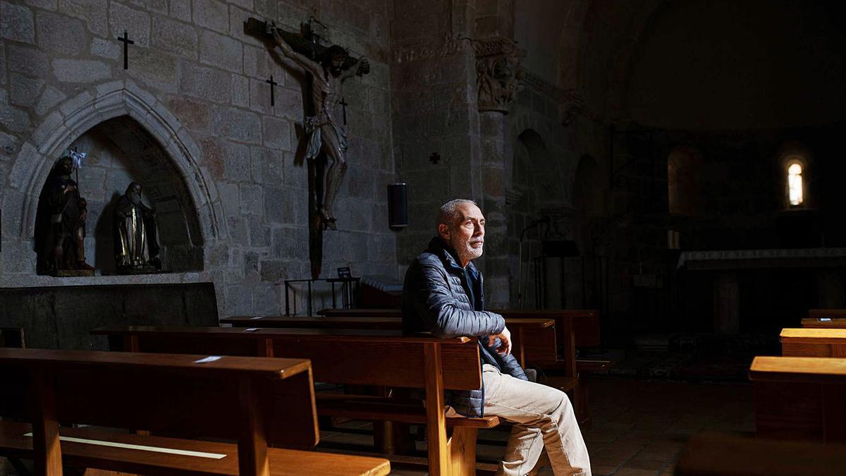 Antonio Martín Alén, presidente de la hermandad, en la iglesia de San Claudio. Al fondo, el Cristo del Amparo. | Emilio Fraile