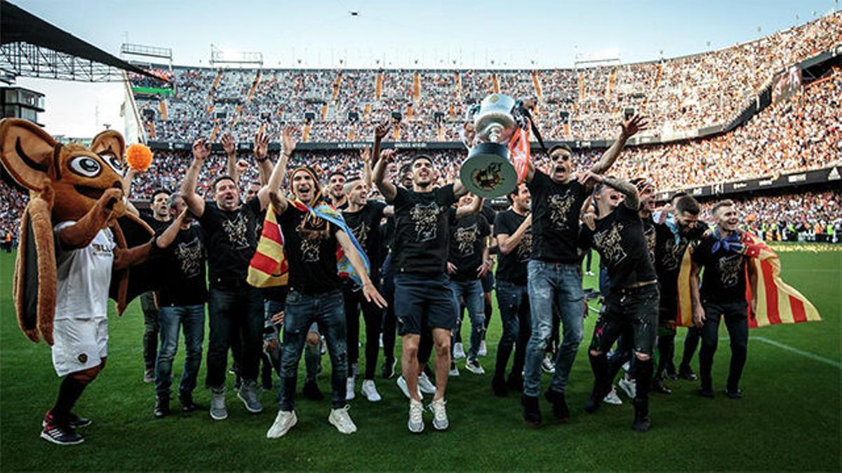 Mestalla agasaja a sus campeones y festeja a lo grande la copa del centenario