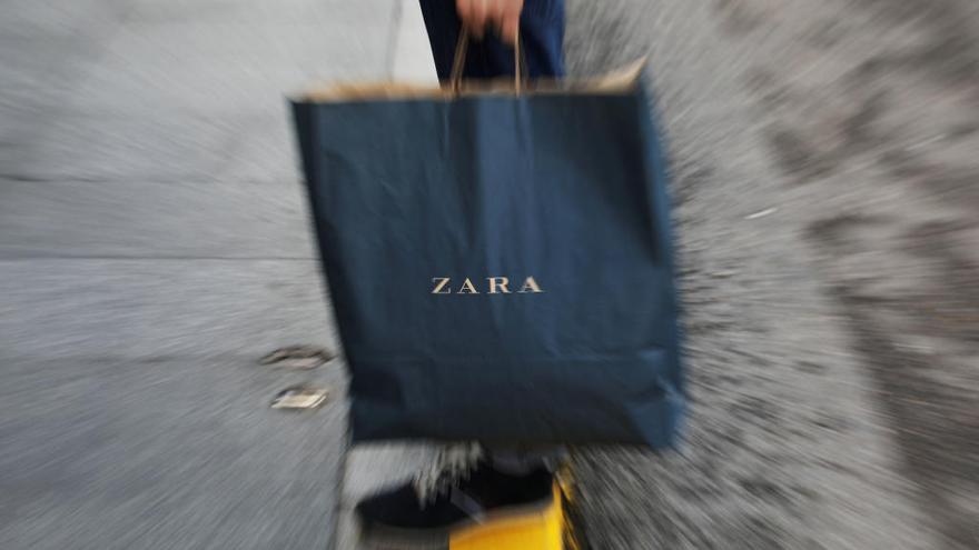 Un transeúnte pasea con una bolsa de Zara // Susana Vera (Reuters)