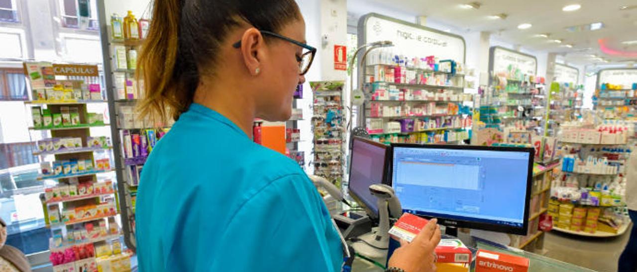 Una farmacéutica revisa un medicamento en una oficina de la capital grancanaria, en una imagen de archivo.