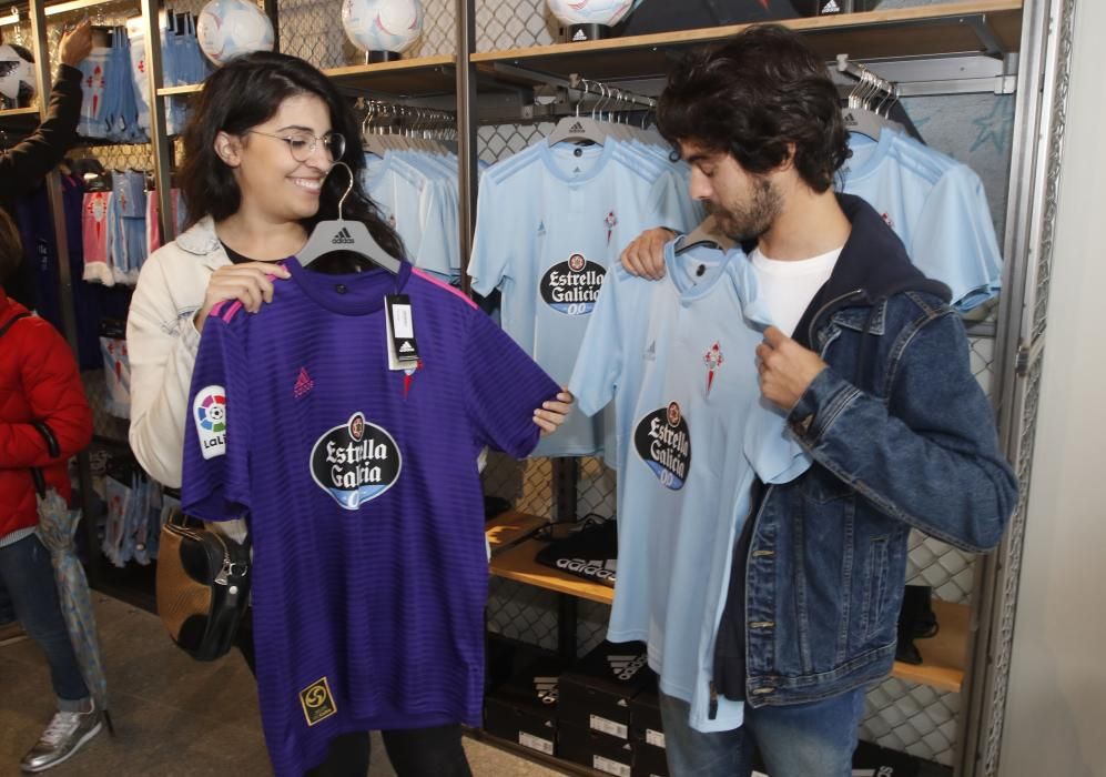 El Celta regala en mercados y transportes la nueva equipación.