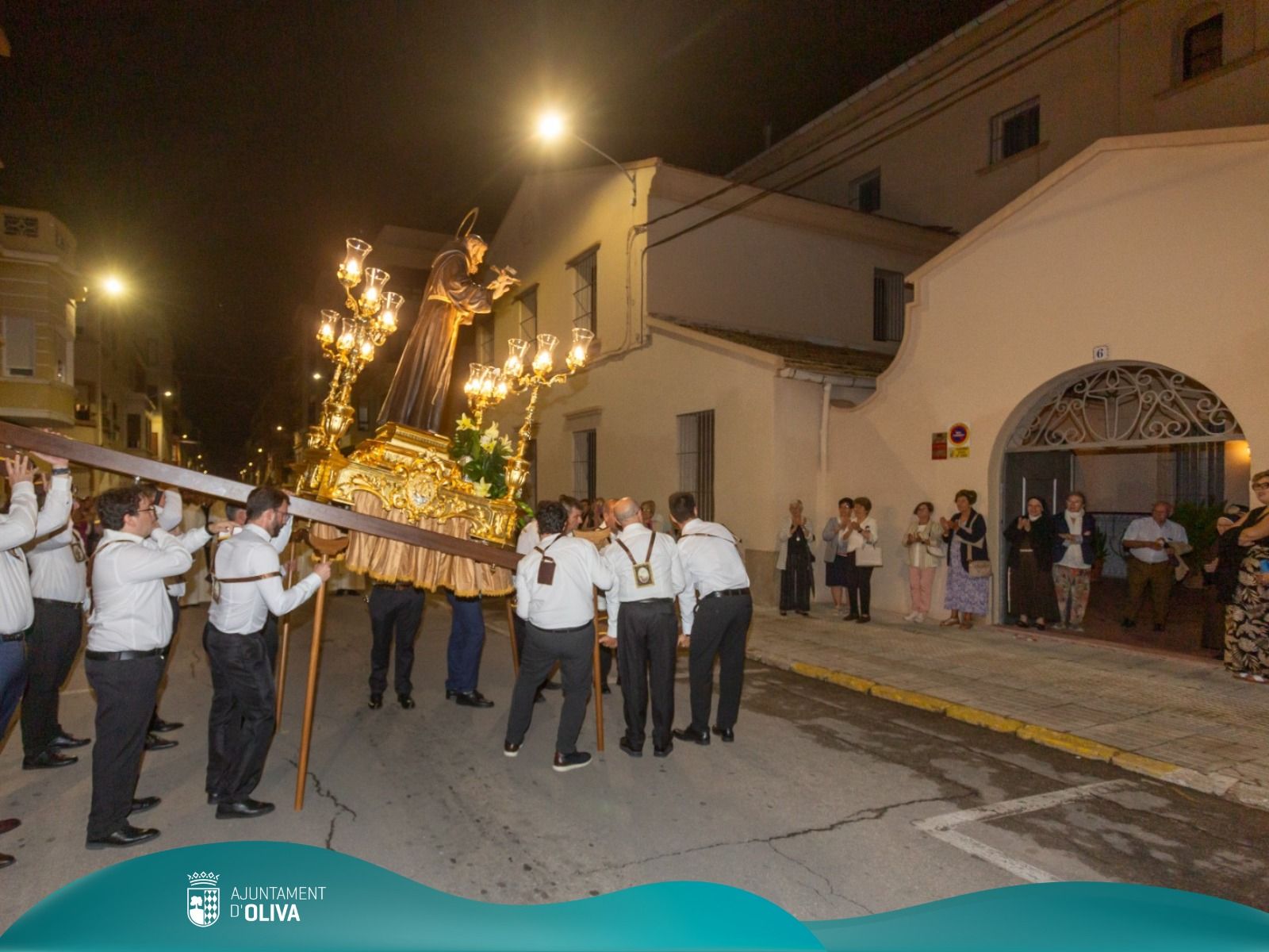 La lluvia respeta la procesión de Sant Francesc en Oliva
