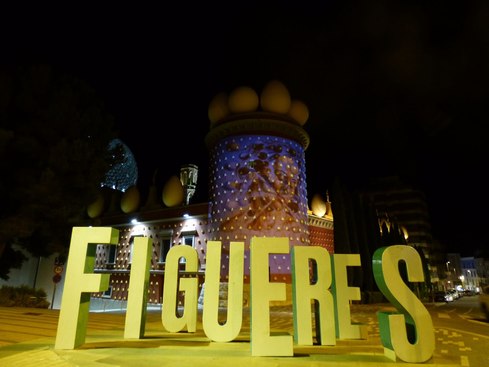 Dalí il·lumina les façanes de Figueres
