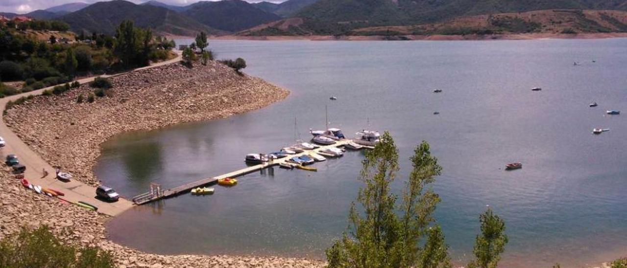 El pequeño puerto deportivo existente en el pantano de Riaño, en León, de uso energético y para regadíos.