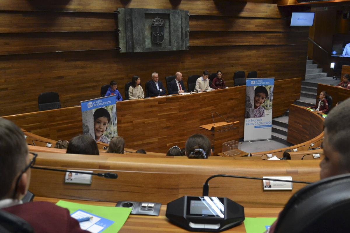 EN IMÁGENES: Sesenta alumnos asturianos se convierten en diputados por un día