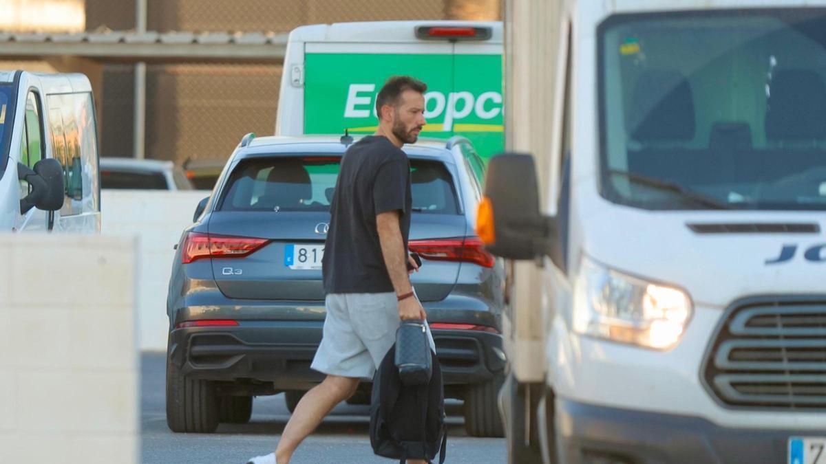 La plantilla del València arriba a la ciutat esportiva de Paterna per a iniciar la pretemporada
