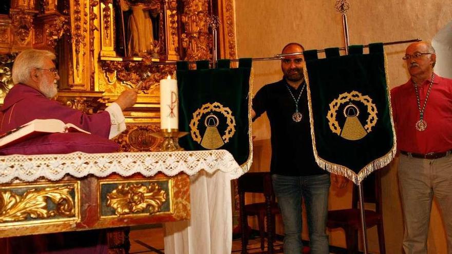 Misa en el convento de las Dominicas Dueñas de Cabañales, ayer tarde, que sirvió para bendecir la nueva bandera y estandartes que lucirá a partir de este año la hermandad .