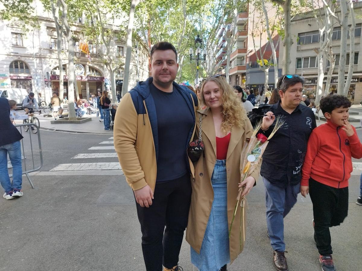 Yasmina Badillo y su novio Raúl, en la Rambla del Poblenou