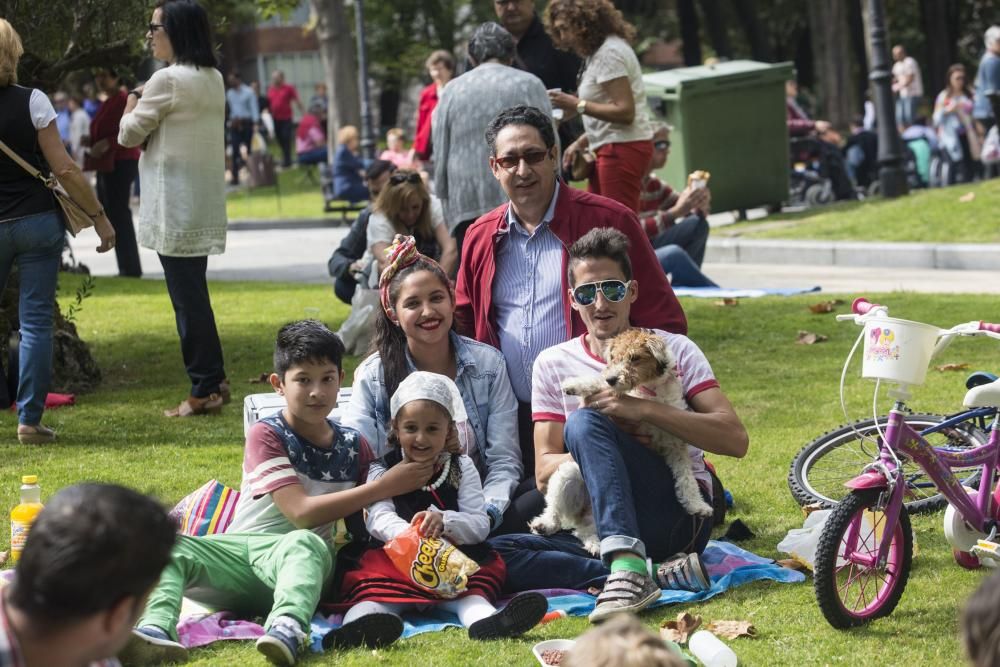 Multitudinario reparto del bollo en San Mateo