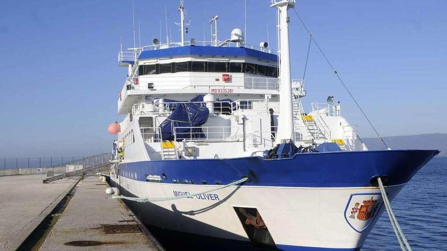 El buque oceanográfico &#039;Miguel Oliver&#039; amarrado en un puerto gallego.