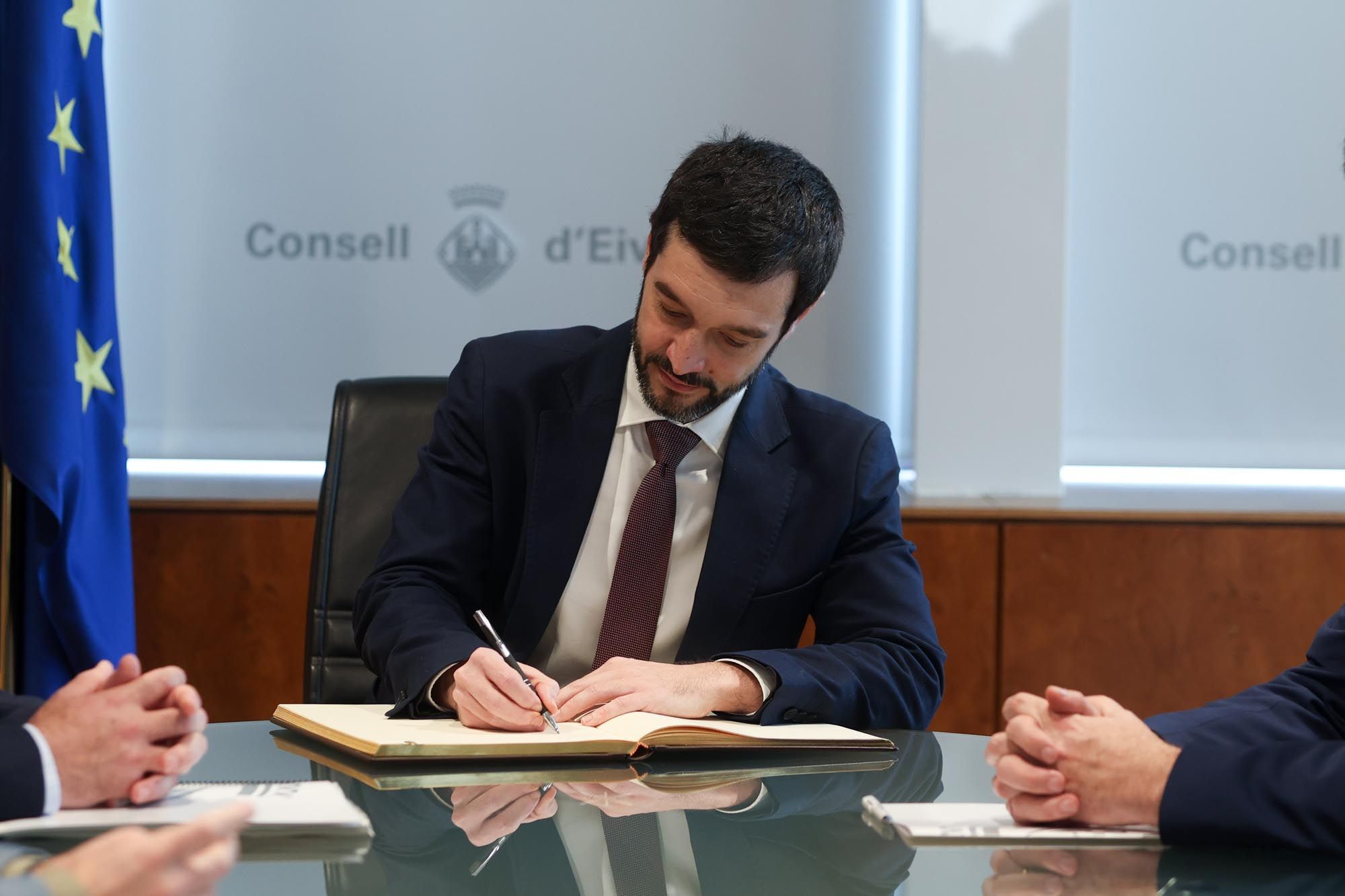 El ministro Pablo Bustinduy viaja a Ibiza para conocer el problema de las viviendas turísticas ilegales
