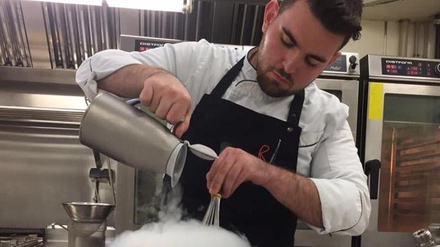 Cándido Morales Ruiz, en la cocina de su restaurante.