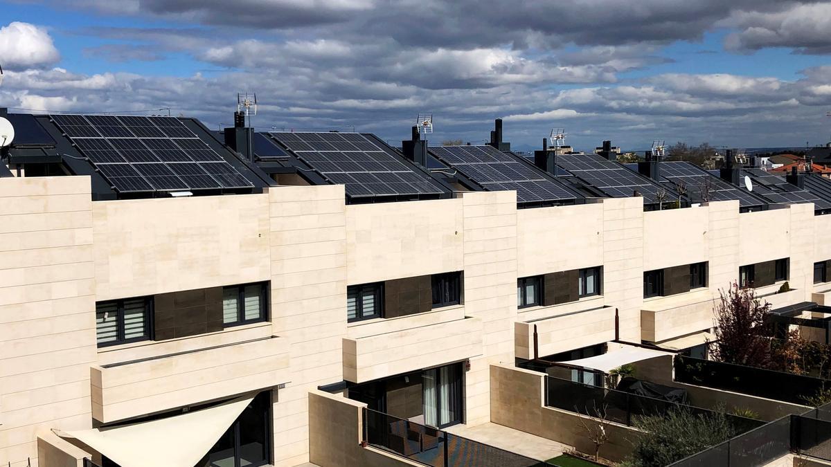 Instalación de placas solares en una zona residencial.