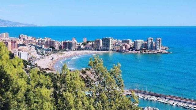 Orpesa vuelve a renovar la bandera azul en sus playas y también en el Puerto Deportivo, demostrando la calidad del litoral. | BELLIDO