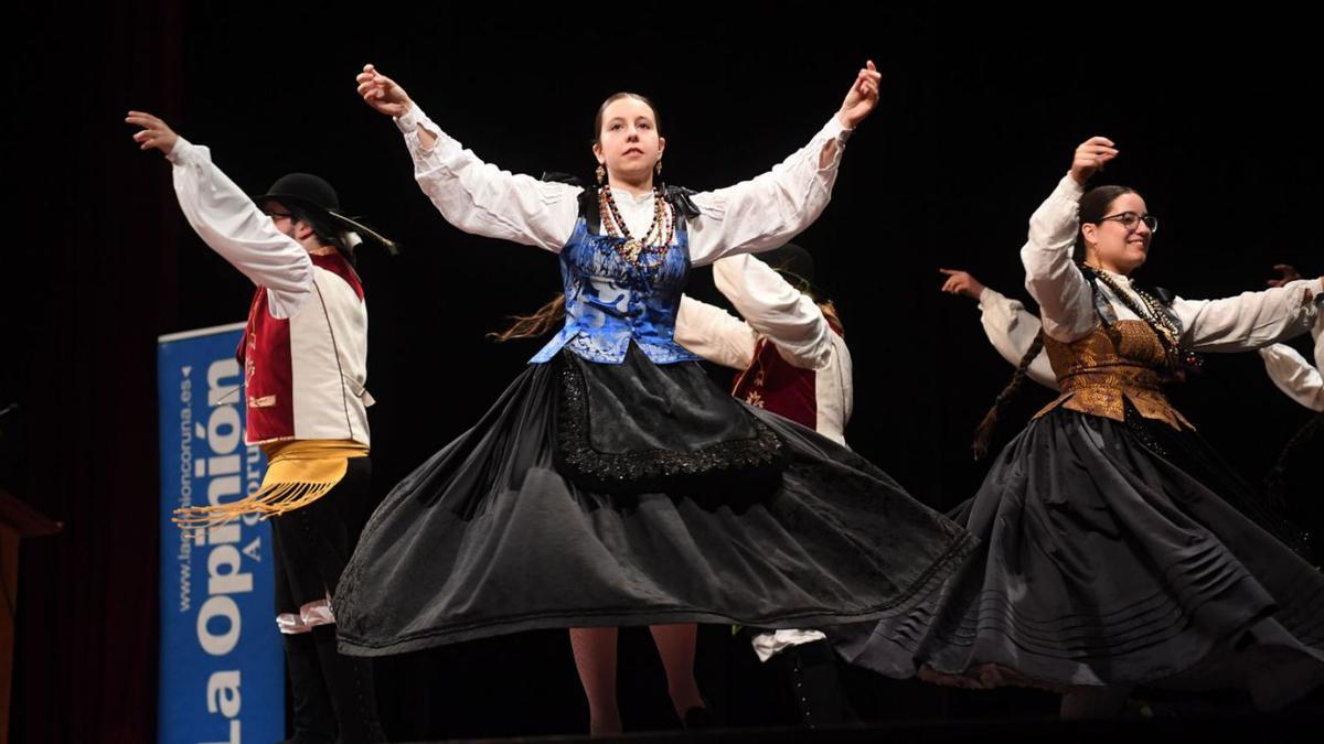 Bailadoras de Donaire, ao inicio da gala.   | //CARLOS PARDELLAS