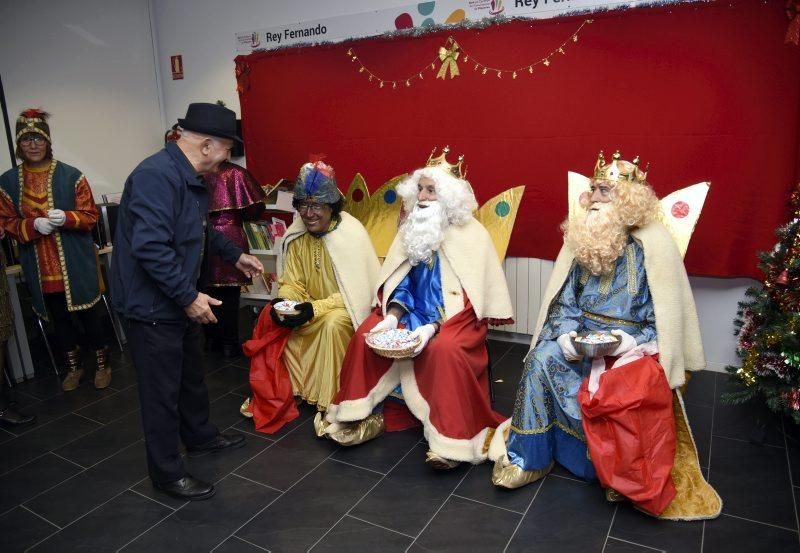 Los Reyes Magos visitan el centro de mayores Rey Fernando