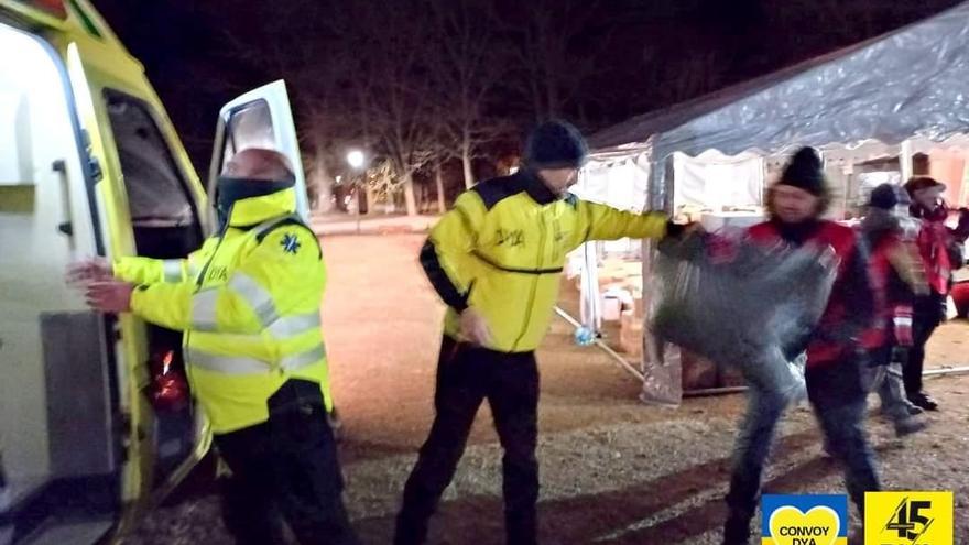 Voluntarios durante la descarga del material donado.